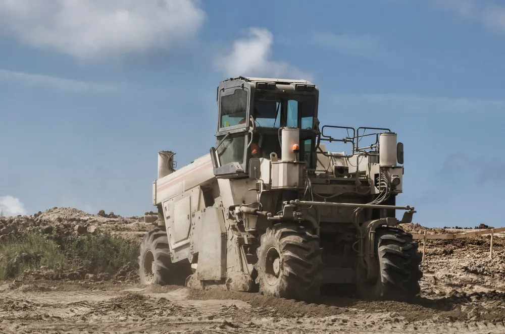 معدات البناء - مثبت التربة في موقع البناء